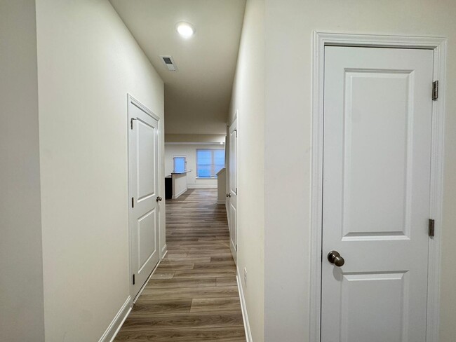 Building Photo - Come see this lovely townhome in a desirab...