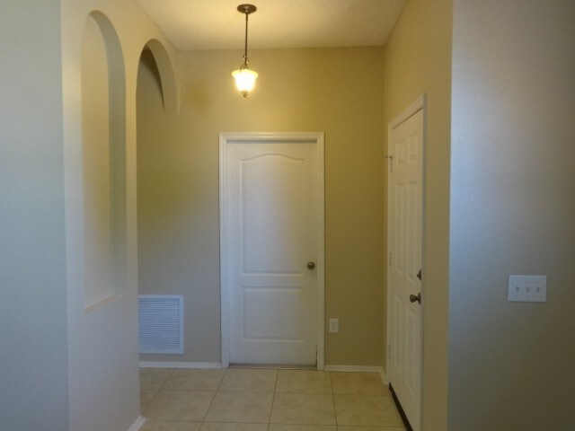 Building Photo - 523 Royal Ridge St