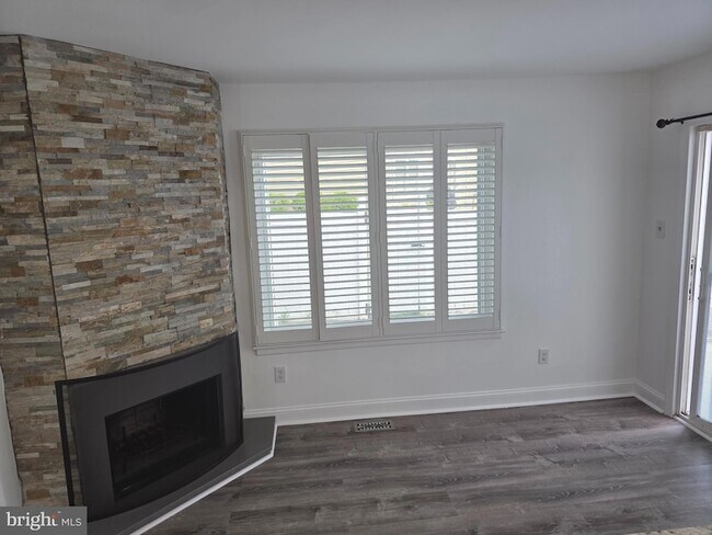 Building Photo - 251 Fir Tree Ct
