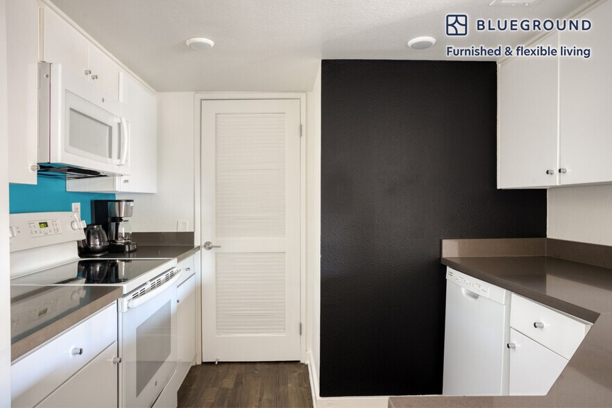 Building Photo - 10989 Bluffside Dr