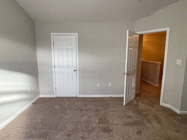 Building Photo - UPDATED TOWNHOUSE IN FREDERICKSBURG - CLOS...