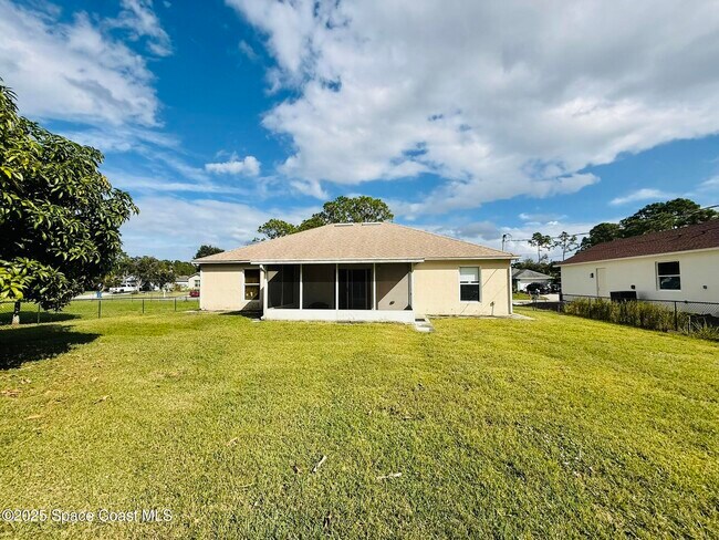 Building Photo - 3232 Wallace Ave