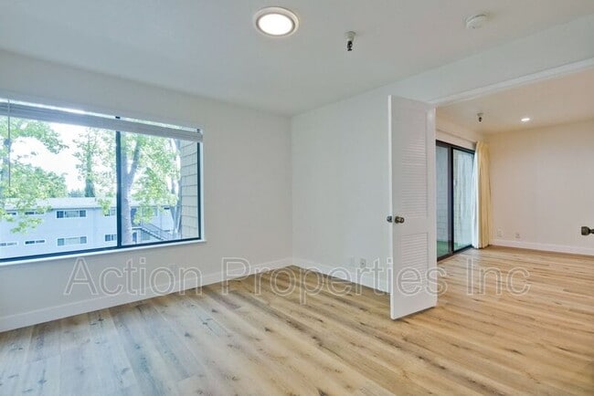 Building Photo - 2211 Latham St