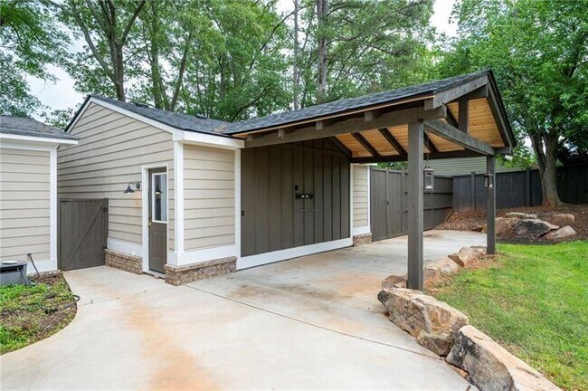 Building Photo - 2356 Pinkney Dr