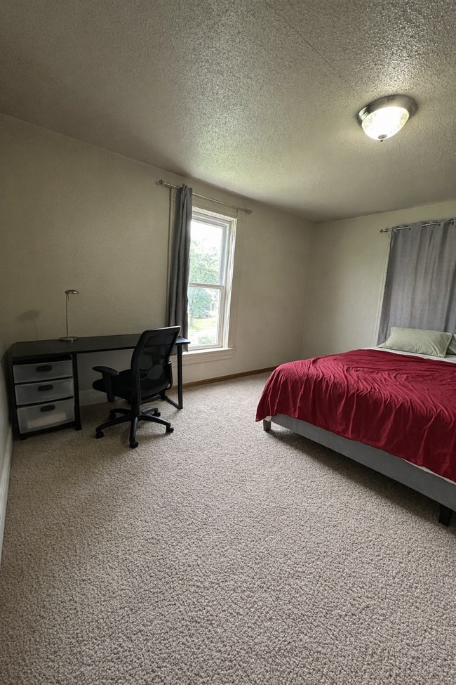 Building Photo - 4 Bedroom, 2 Bathroom Home In Randall Park Neighborhood