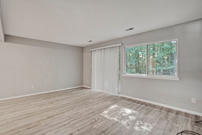 Building Photo - AVAILABLE NOW!! 2 Bedroom 2.5 Bathroom Townhome - Furnished!