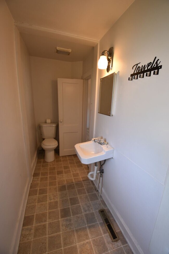 Building Photo - One Bedroom Unit in Greenfield with MOST u...