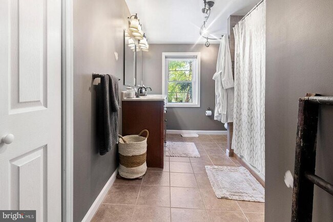 Building Photo - 213 Montrose St