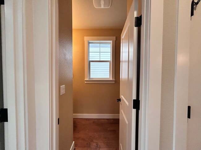 Building Photo - Incredibly Large 4 Bed 2.5 Bath Charmer!
