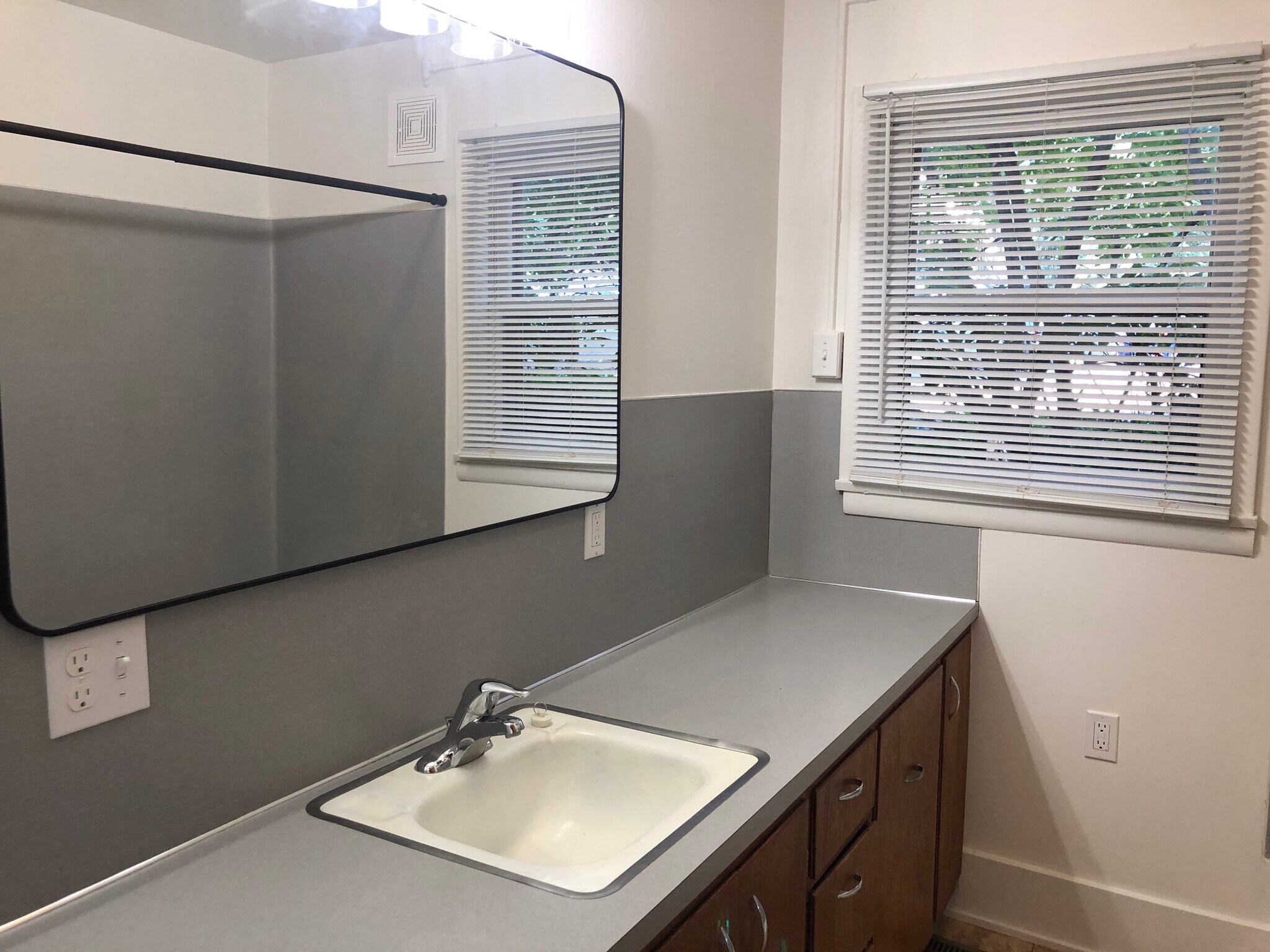 Building Photo - 610 NE Gray Ln