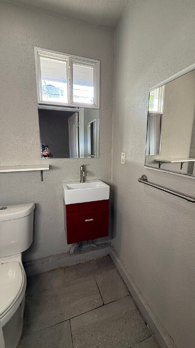 Building Photo - Cozy Studio for Rent — Prime Dignowity Location!