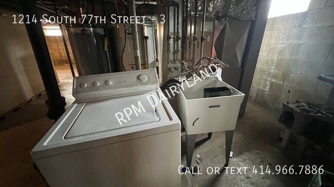 Building Photo - 1214 S 77th St
