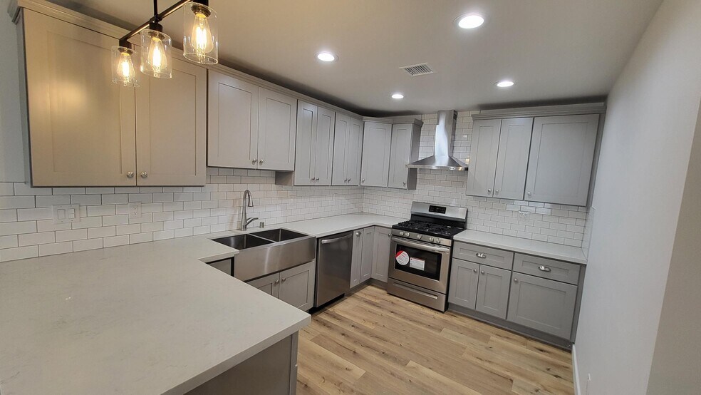 Building Photo - 1209 W Ave Q 1