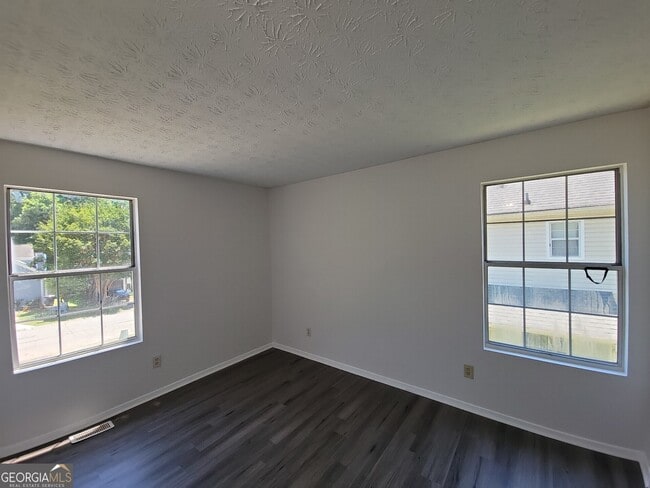 Building Photo - 3111 Linden Dr
