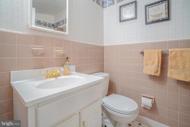 Building Photo - 245 Barclay Cir