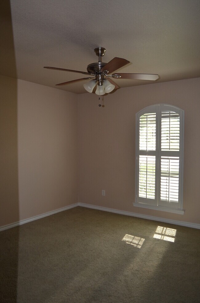 Building Photo - EXECUTIVE HOME IN COUNTRY TRAILS SUBDIVISI...