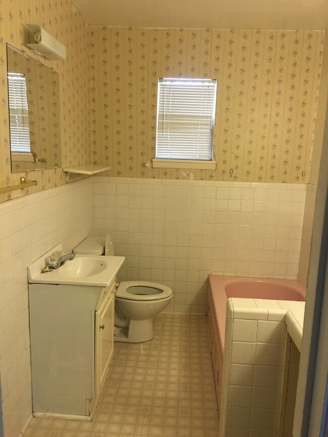 Building Photo - GREAT BRICK HOME ON LARGE LOT