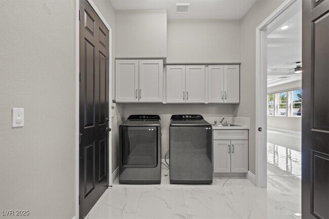 Building Photo - 8000 Silver King Dr