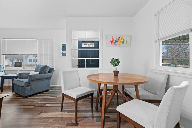 Building Photo - Flexible Furnished 2 BR 1 BA w/ garage and...
