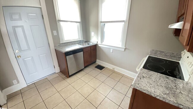 Building Photo - 669 Franklin St