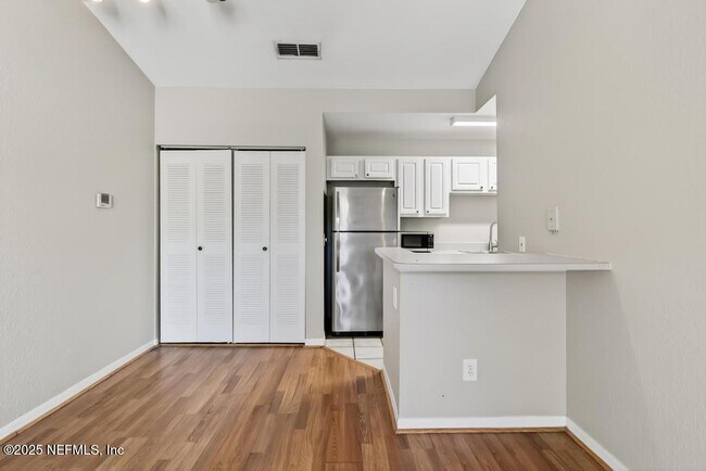 Building Photo - 13703 Richmond Park Dr N