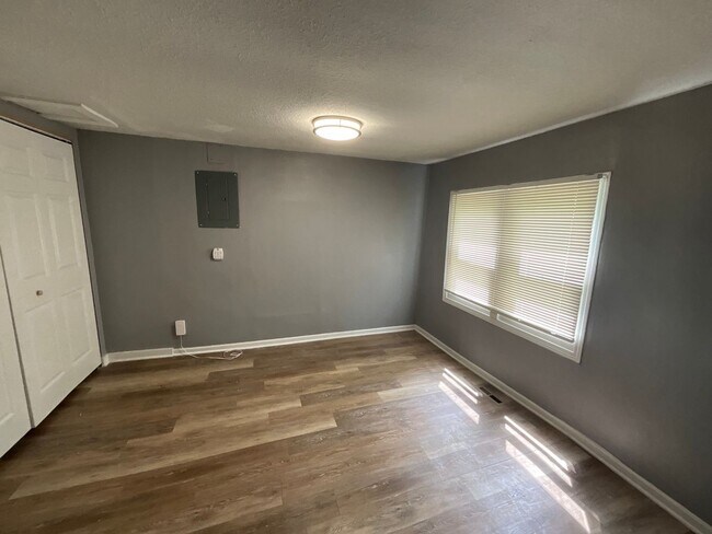 Building Photo - 2 bedroom with amazing yard!