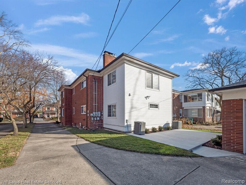 Building Photo - 895 Harcourt Rd