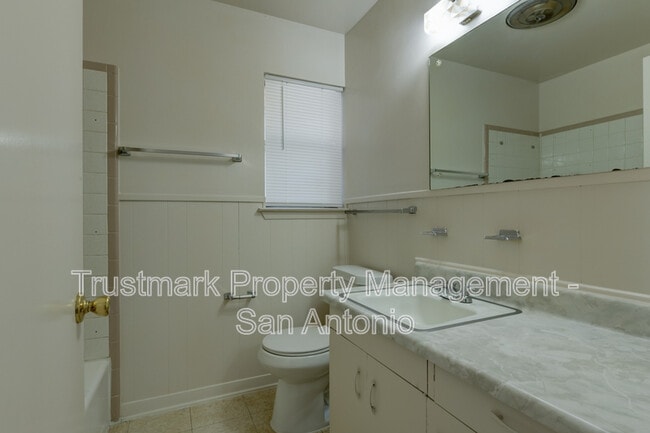 Building Photo - 410 Maple Dr