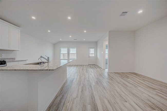 Building Photo - 5034 Balcolm Dr