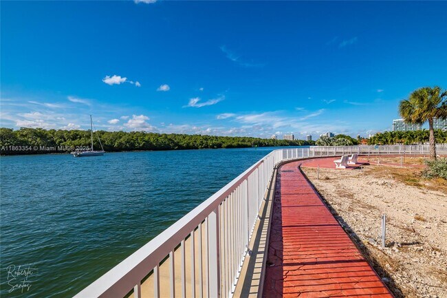 Building Photo - 500 Bayview Dr