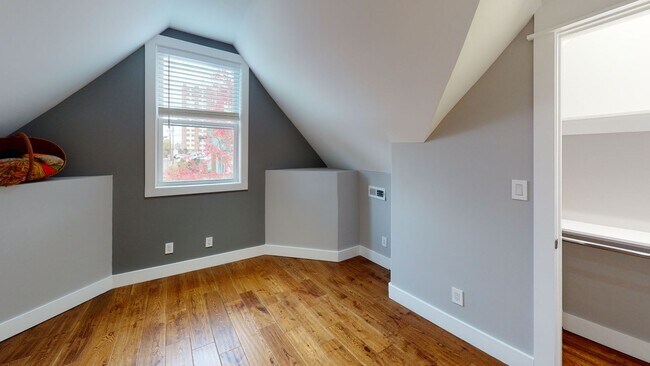 Building Photo - 5BR/3BA Unit in Fort Sanders Duplex | Walk...