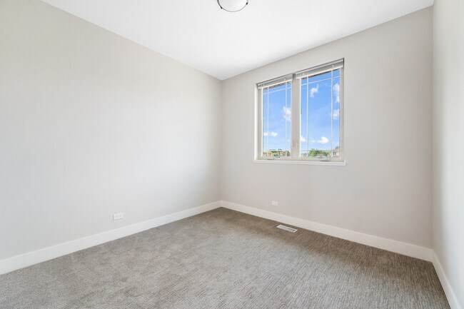 Building Photo - 39 Forest Ave