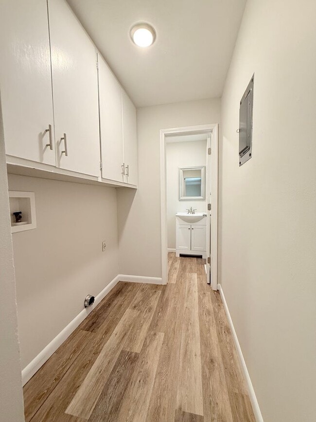 Building Photo - Ultra Open Floor Plan - Lots of New - Walk...