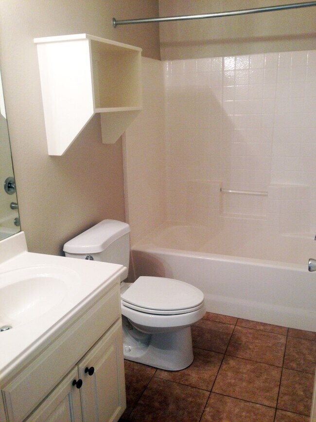 Building Photo - AVAILABLE! 3 Bedroom Duplex for Rent in Lindale!