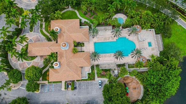 Building Photo - 10703 Versailles Blvd