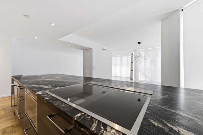 Building Photo - 529 S Flagler Dr