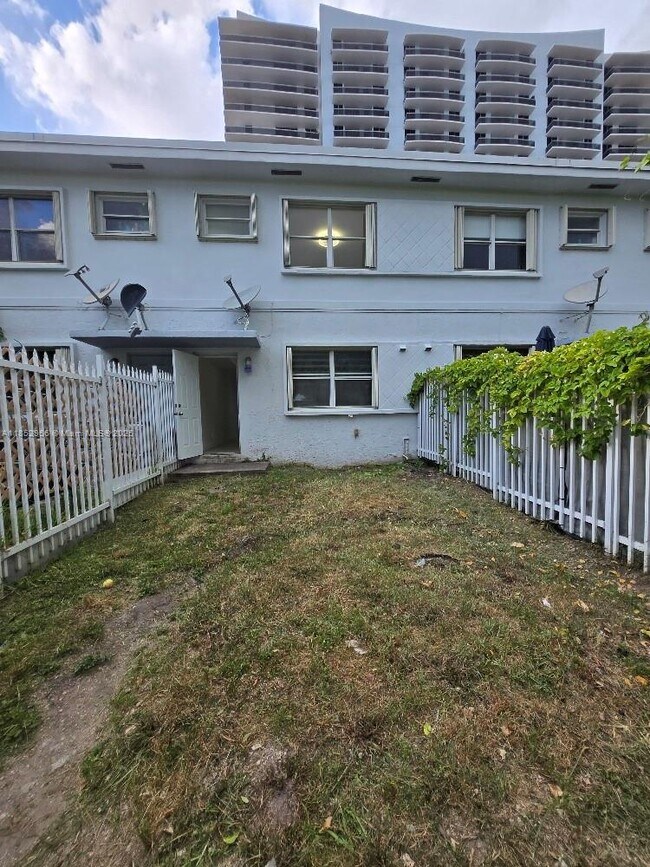 Building Photo - 1701 N Treasure Dr
