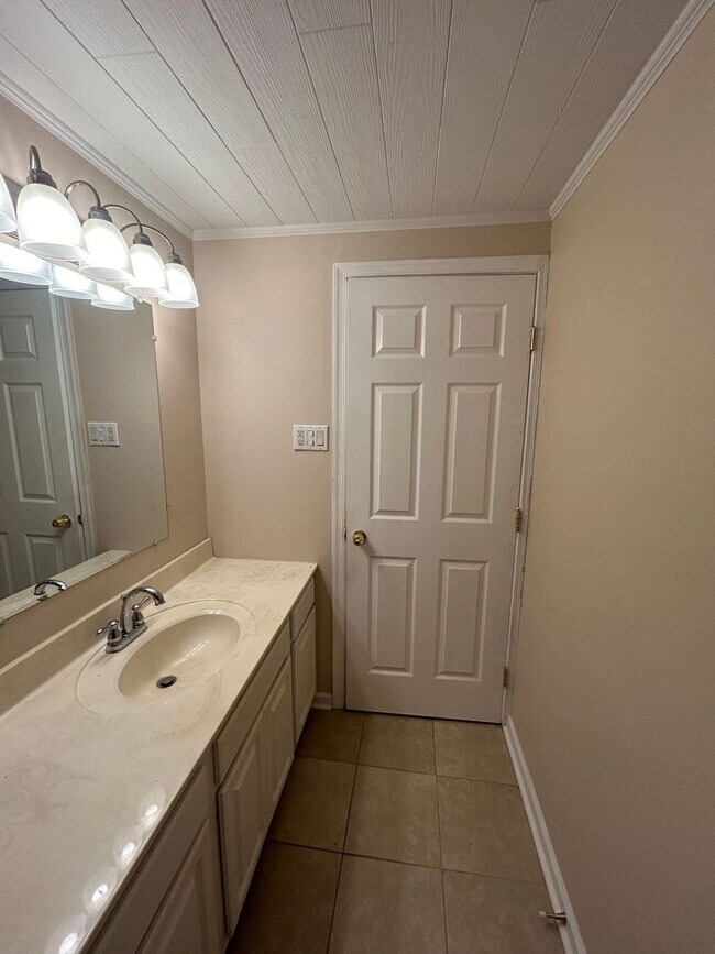 Building Photo - Welcome to this charming Ranch style home!