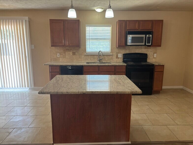 Building Photo - 474 Sweetbriar Dr