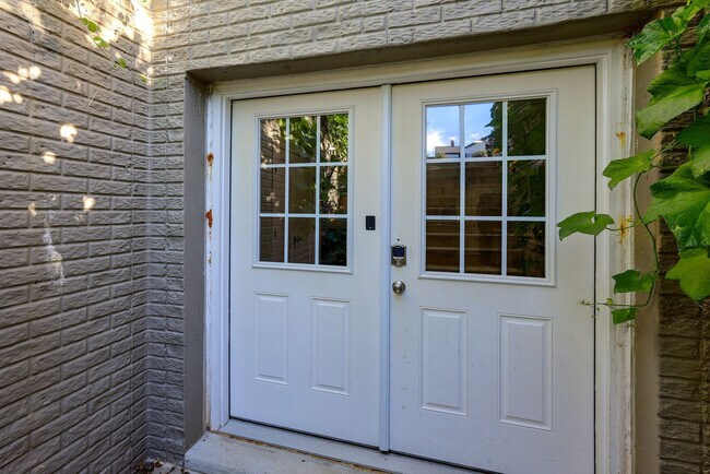 Building Photo - 42047 Darlene Pl