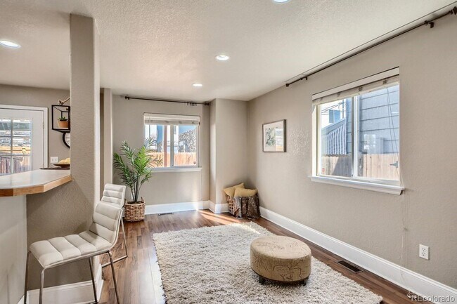 Building Photo - Fantastic 3 bed, 2.5 bath Townhome in Univ...
