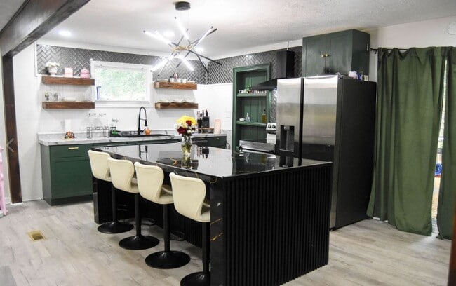 Building Photo - 3/2 in Anniston, Alabama!