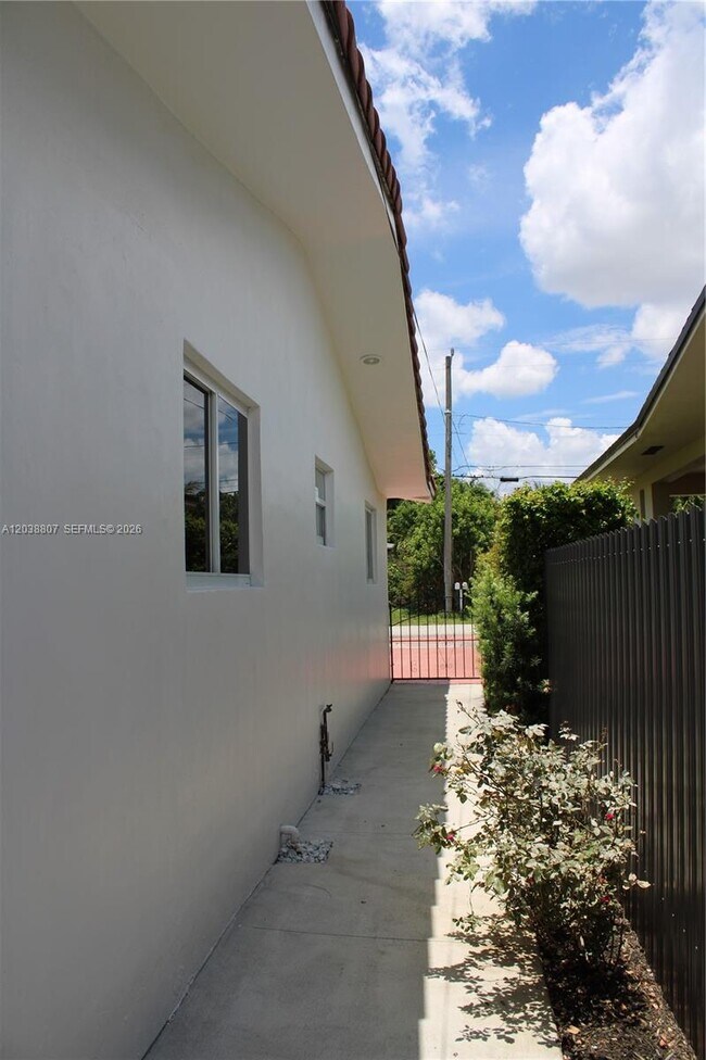 Building Photo - 3825 SW 88th Ct
