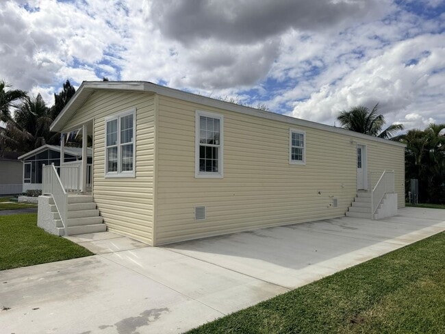 Building Photo - 5220 SW 33rd St