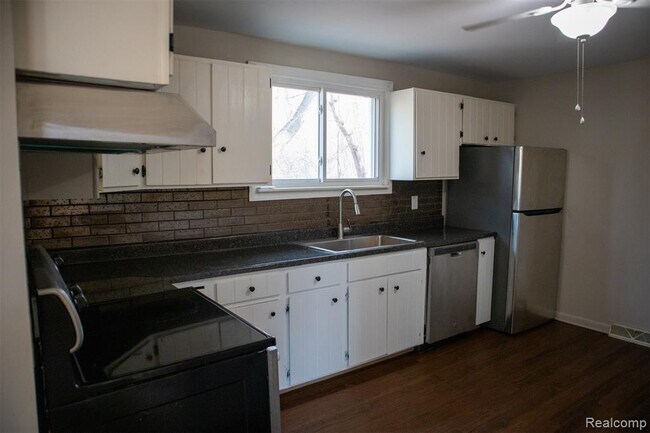 Building Photo - 604 Trombley Rd