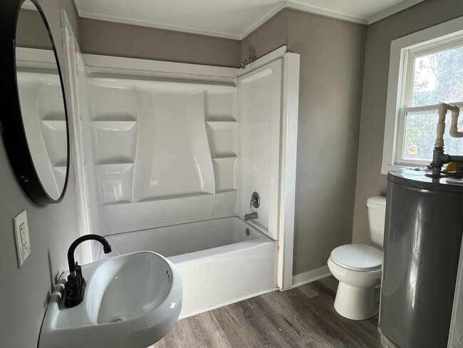 Building Photo - 3 Bed 1 Bath Home