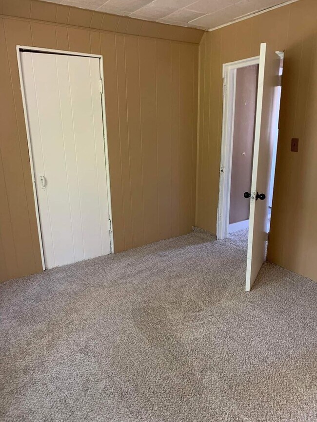 Building Photo - Remodeled 4 bedroom/1bathroom Home