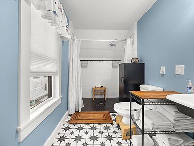 Building Photo - Charming Renovated Home in Sought-After Hu...