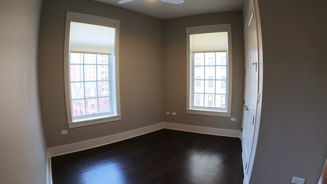 Building Photo - 2050 N Clark St