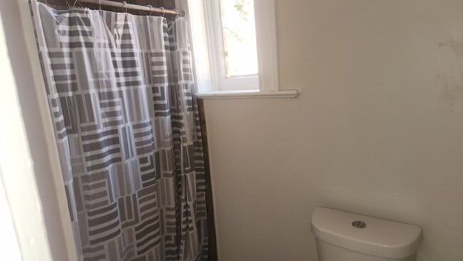 Building Photo - "Cozy 2-Bedroom Duplex in the Heart of St....